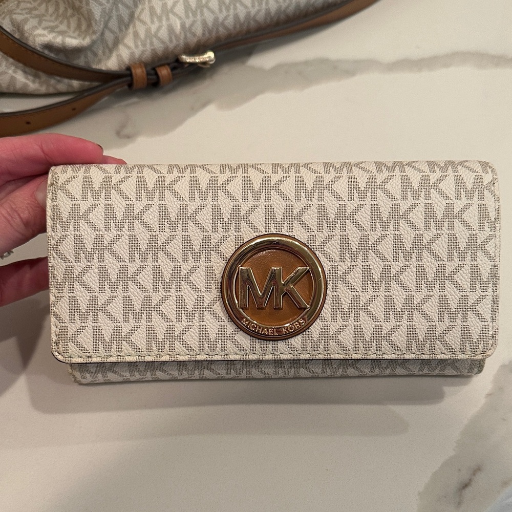Michael Kors Cream and Tan Logo Hobo Tote and Matching Wallet - Picture 2 of 13